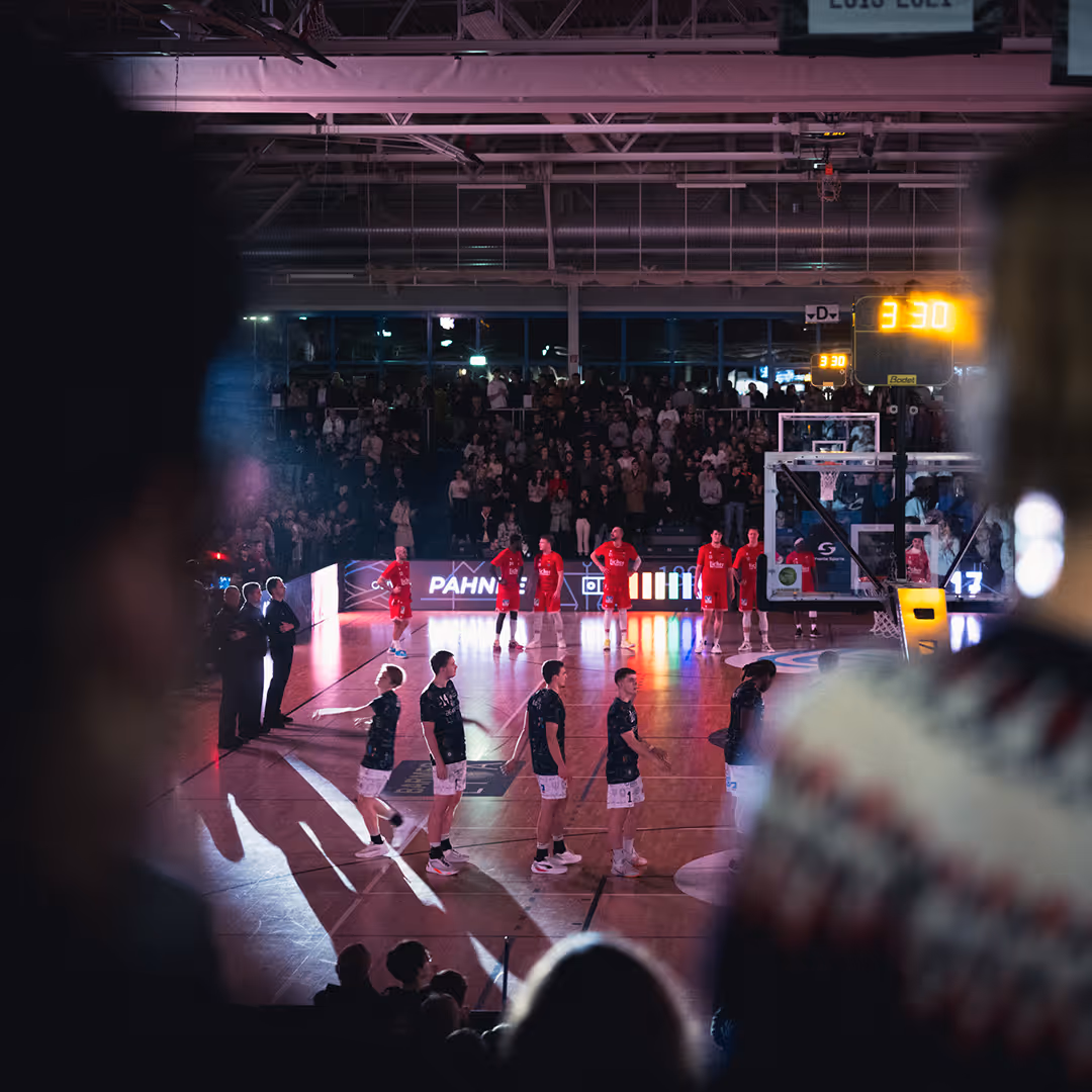Eine Basketballhalle vor dem Spiel bei einem Teamevent von volt.agency