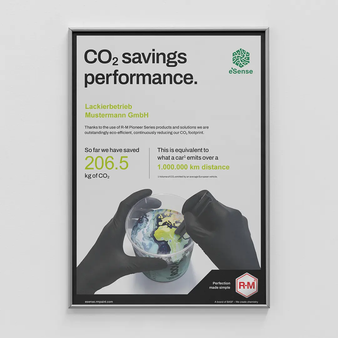 Zertifikat zeigt CO2-Einsparungen, mit Bild von Händen in schwarzen Handschuhen über bemaltem Globus.