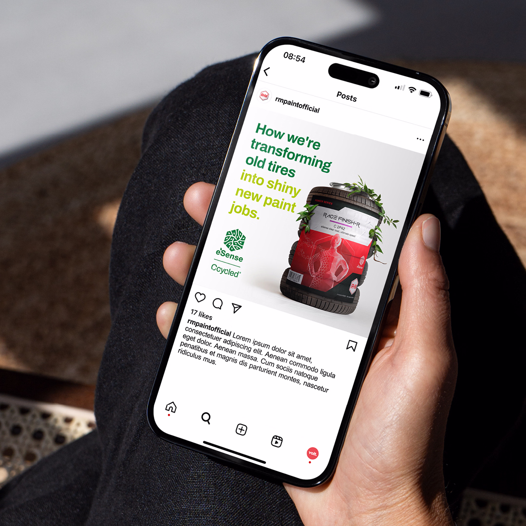Hand hält Smartphone mit Instagram-Post von 'tmpaintofficial' über Umwandlung alter Reifen in neue Lackierjobs, zeigt roten Reifen mit Pflanzenmotiv.