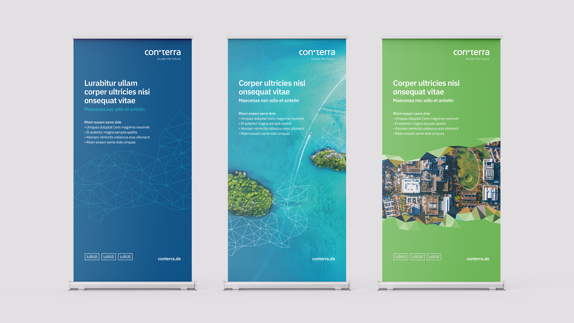 Drei Roll-Up-Banner nebeneinander mit dem Logo 'con terra' oben. Links blau mit weißem Text und geometrischem Muster, Mitte türkis mit Inseln und Liniennetz, rechts grün mit Luftaufnahme eines Stadtgebiets und Text.
