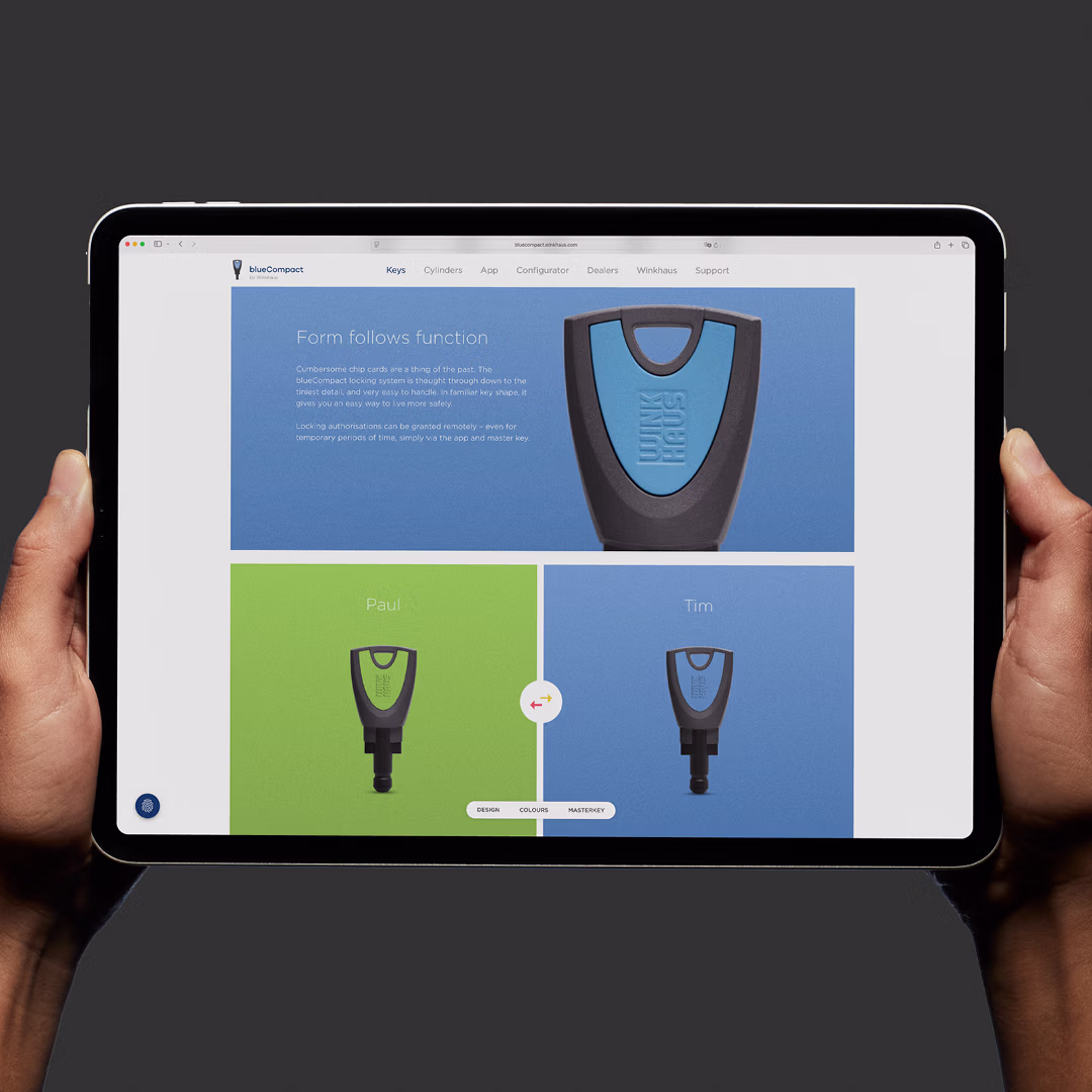 Tablet mit Winhaus Website, die verschiedene Schlüsselmodelle zeigt.
