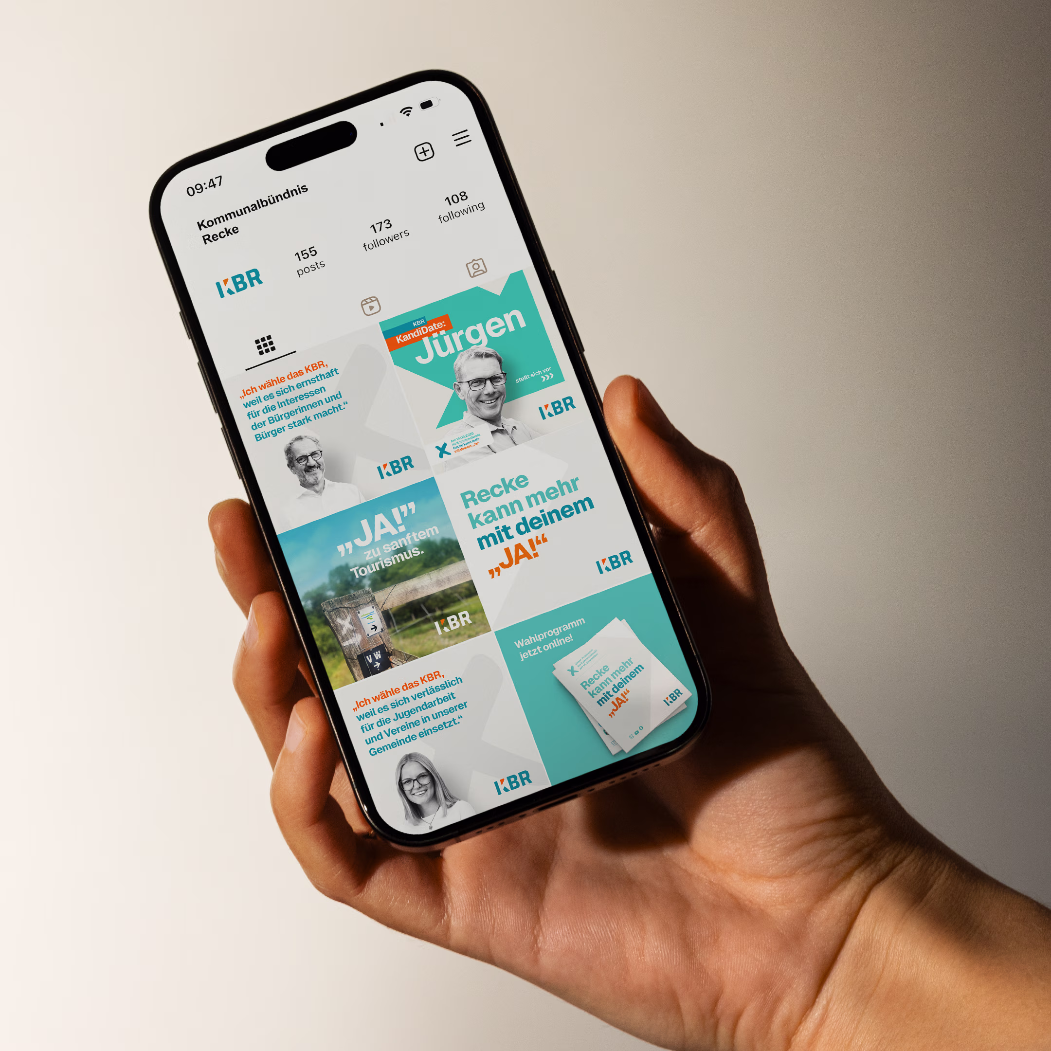 Eine Hand hält ein Smartphone, das den Instagram-Feed von KBR zeigt