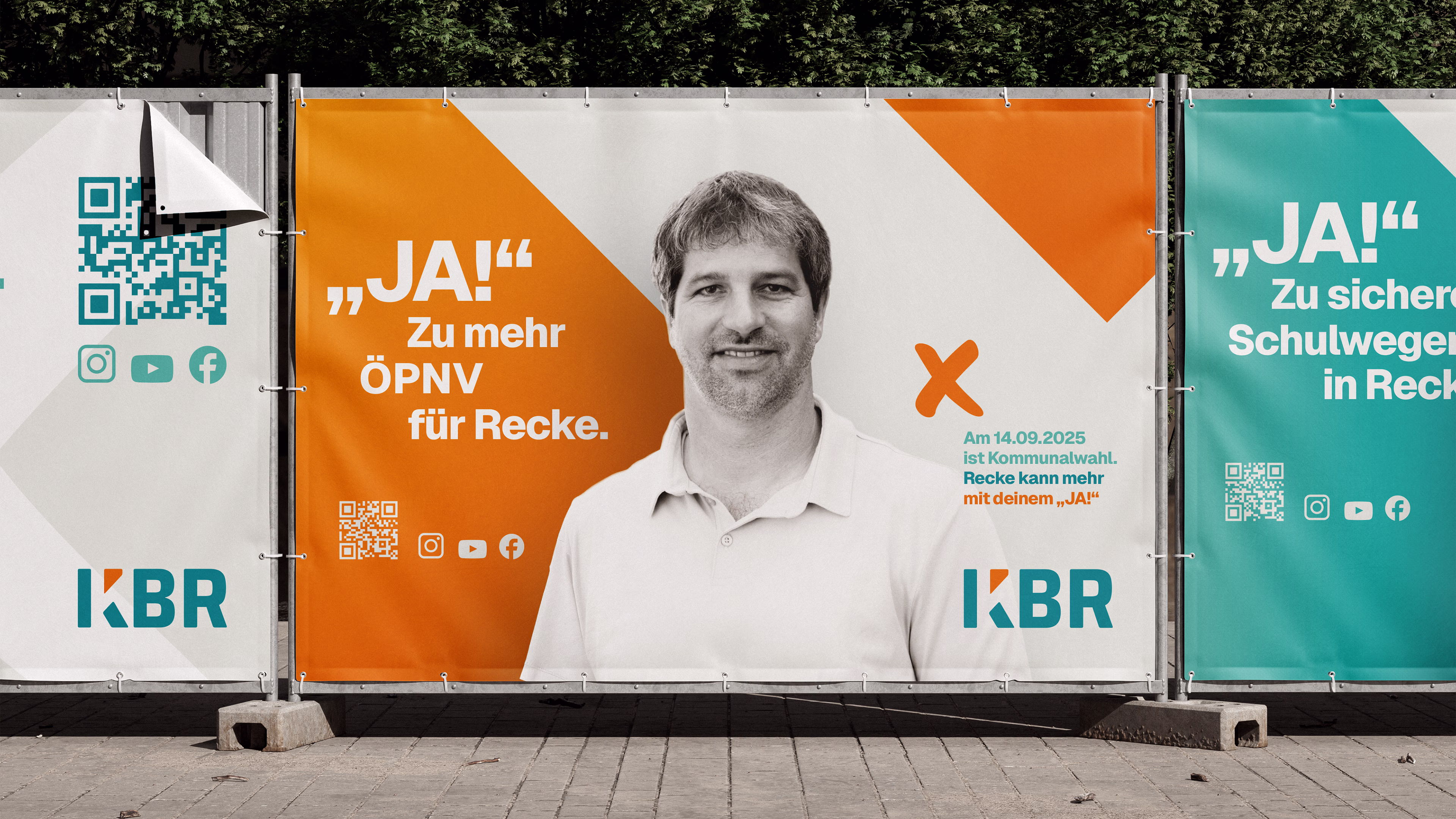 Wahlkampfbanner im Freien für die Kommunalwahlen 2025 in Recke, Deutschland, das die Wähler mit fetter Typografie, QR-Code und Kandidatenporträt dazu ermutigt, „Ja“ zu sagen.