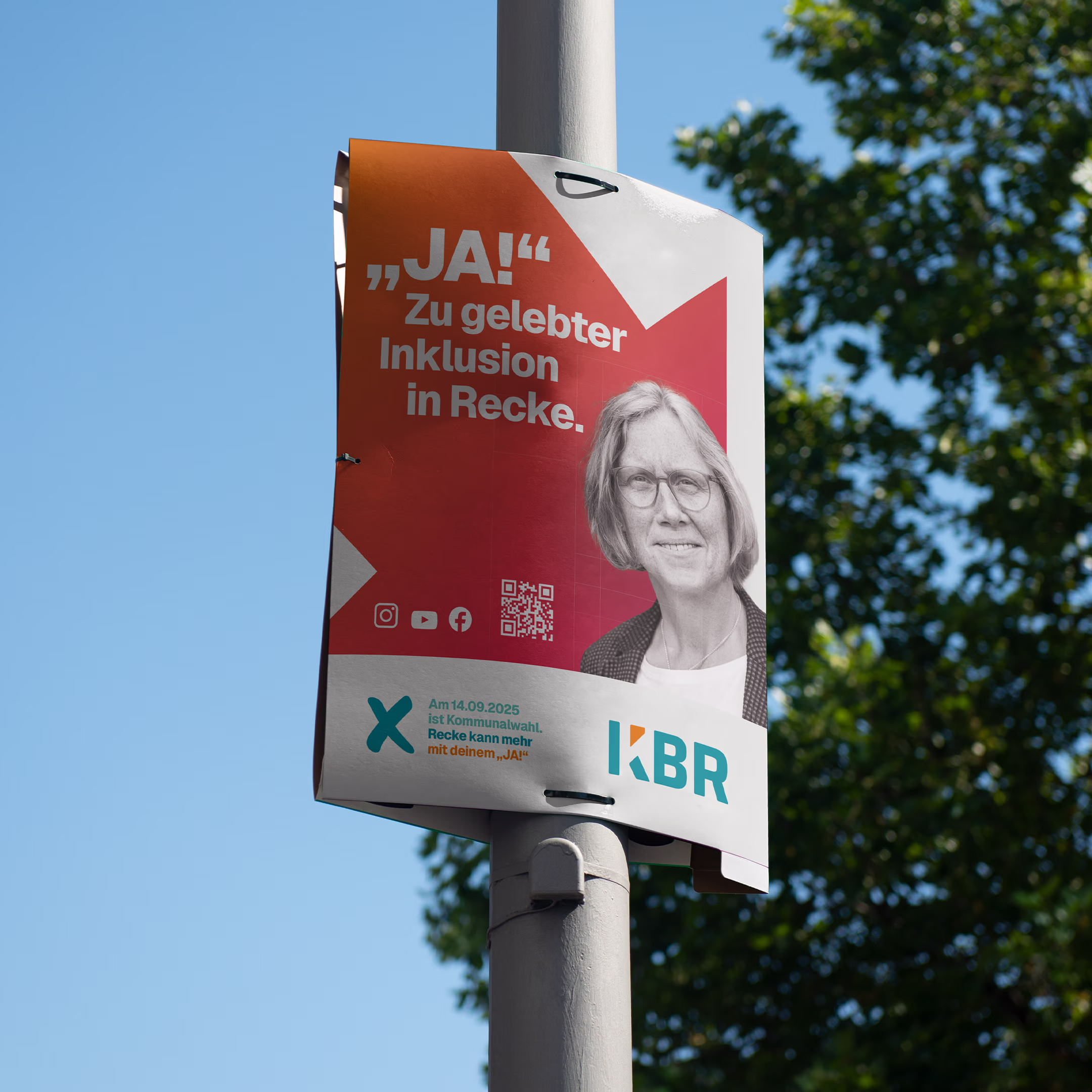 Wahlkampfbanner im Freien für die Kommunalwahlen 2025 in Recke, Deutschland, das die Wähler mit fetter Typografie, QR-Code und Kandidatenporträt dazu ermutigt, „Ja“ zu sagen.