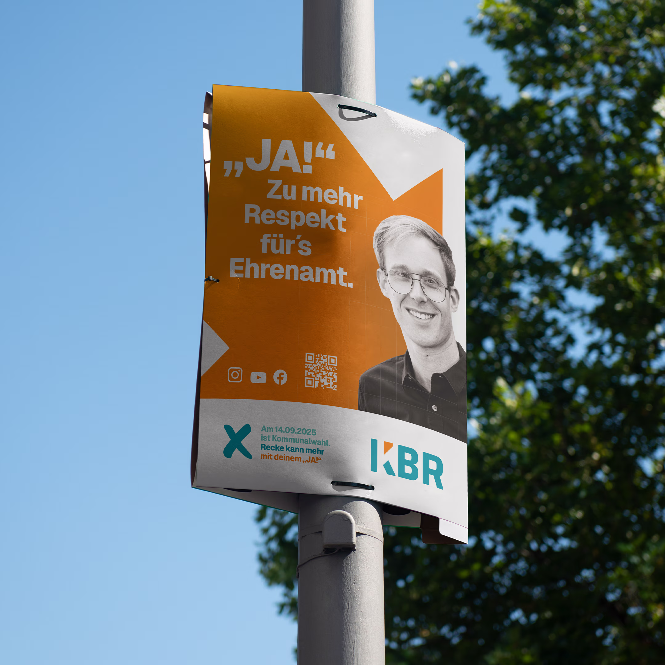 Wahlkampfbanner im Freien für die Kommunalwahlen 2025 in Recke, Deutschland, das die Wähler mit fetter Typografie, QR-Code und Kandidatenporträt dazu ermutigt, „Ja“ zu sagen.
