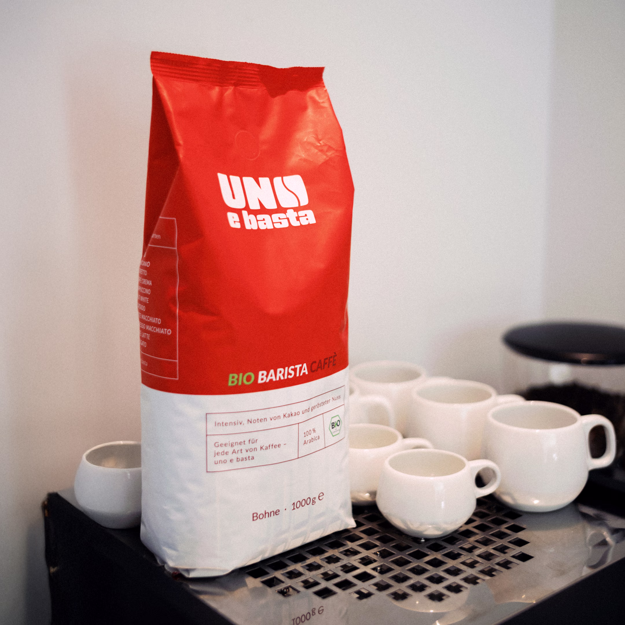 A red and white bag of "Uno e basta".