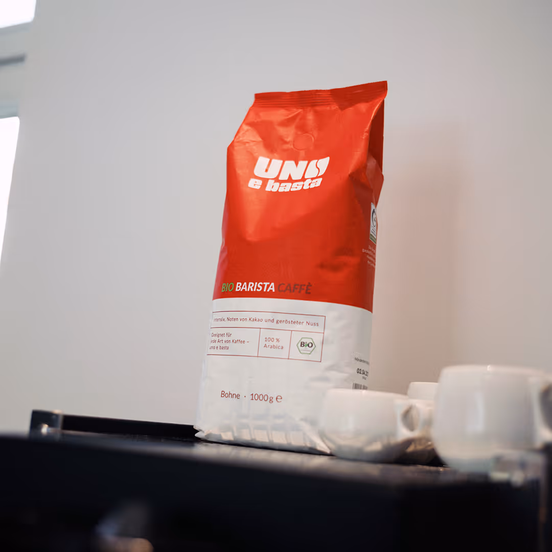 A red and white bag of "Uno e basta".