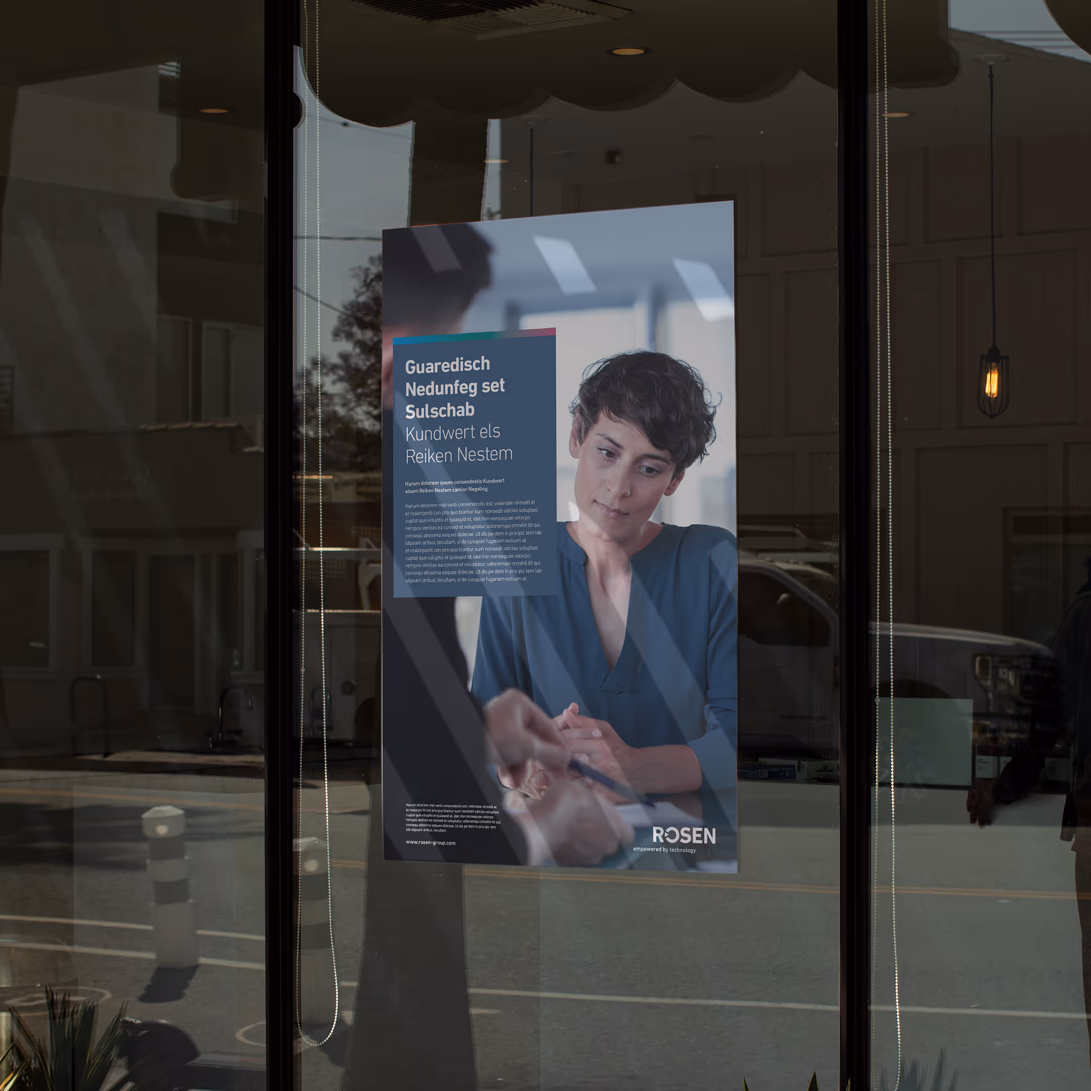 Plakat an einer Glastür, auf dem eine Person in blauer Kleidung einer anderen Person aufmerksam zuhört, die einen Stift hält, mit Text und dem ROSEN-Logo.