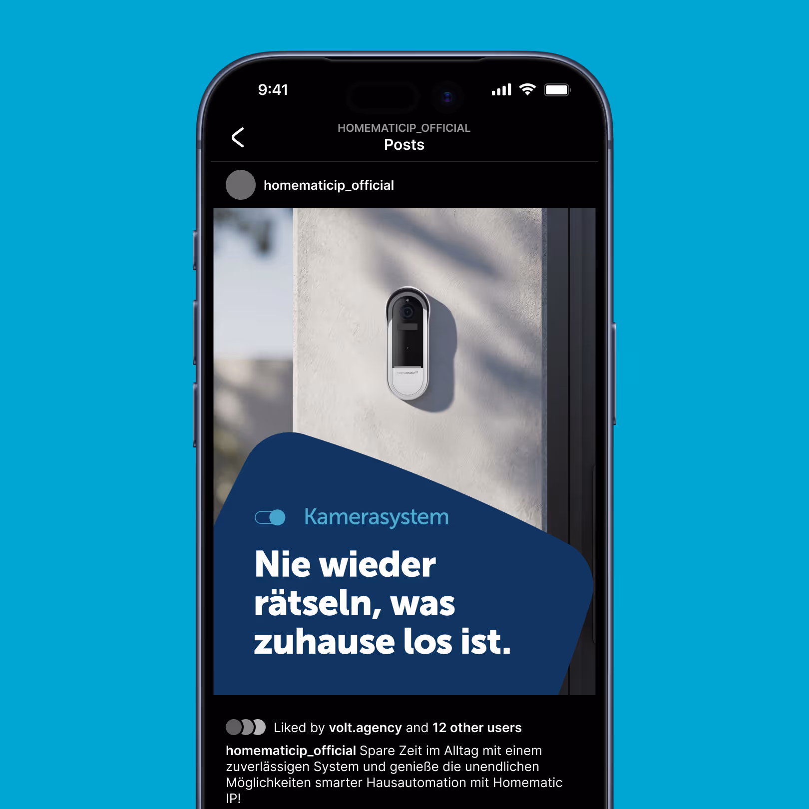Smart doorbell camera mounted on a wall with German text about a camera system for home automation on a smartphone screen.