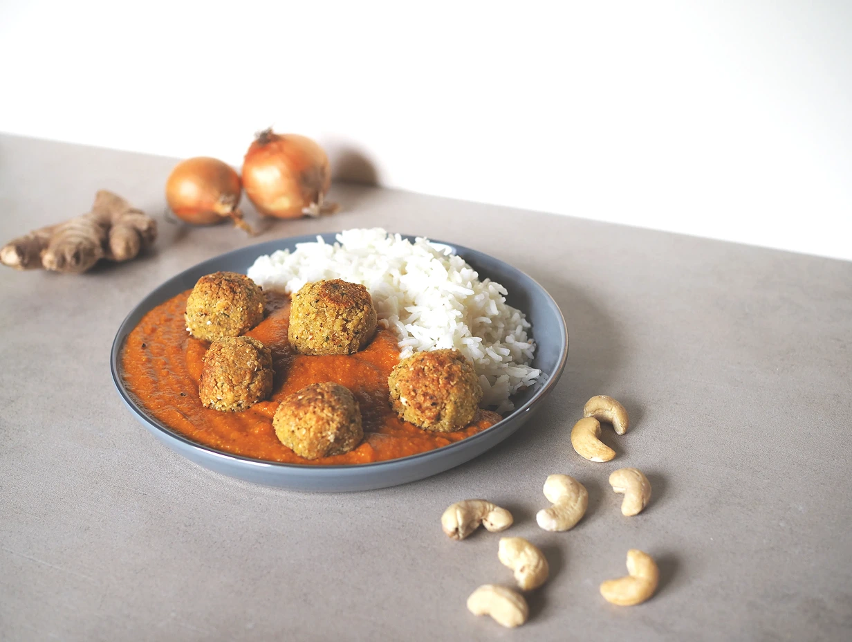Falafel in Cashew-Curry-Sauce