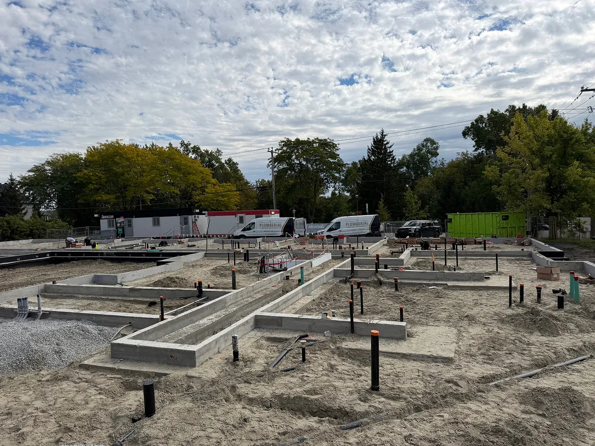 Réseau de plomberie résidentielle en cours d'installation sur un chantier