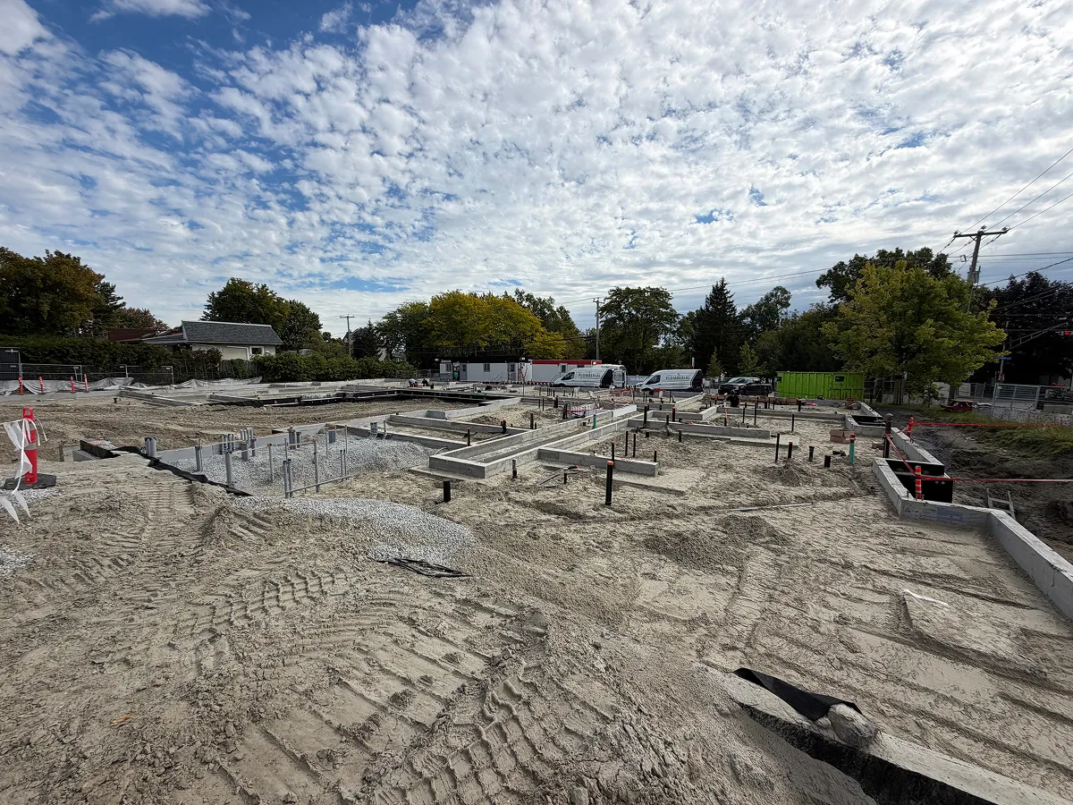 Travaux de plomberie sous dalle réalisés sur un chantier de construction résidentielle