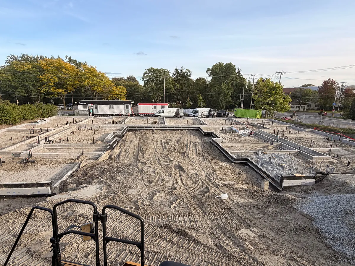 Installation des conduites de plomberie sur un chantier résidentiel en construction