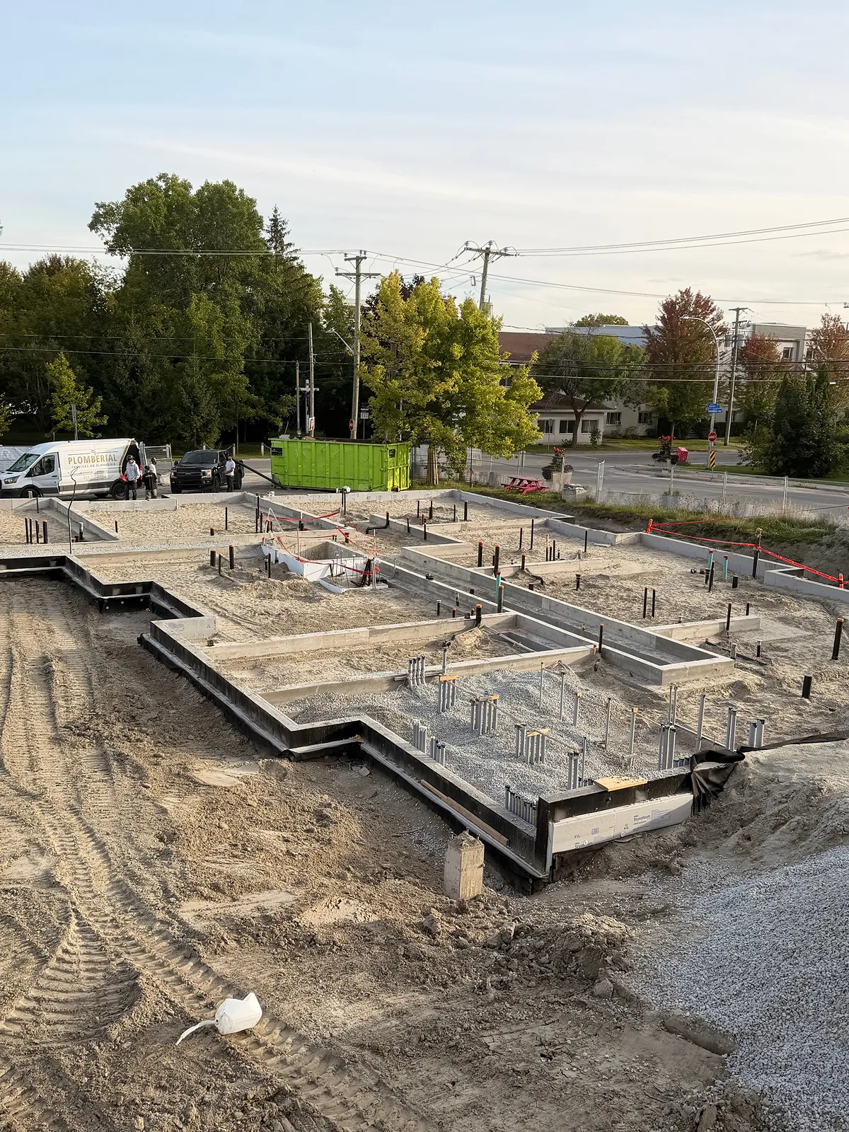 Travaux de plomberie et installations sous dalle sur un chantier résidentiel