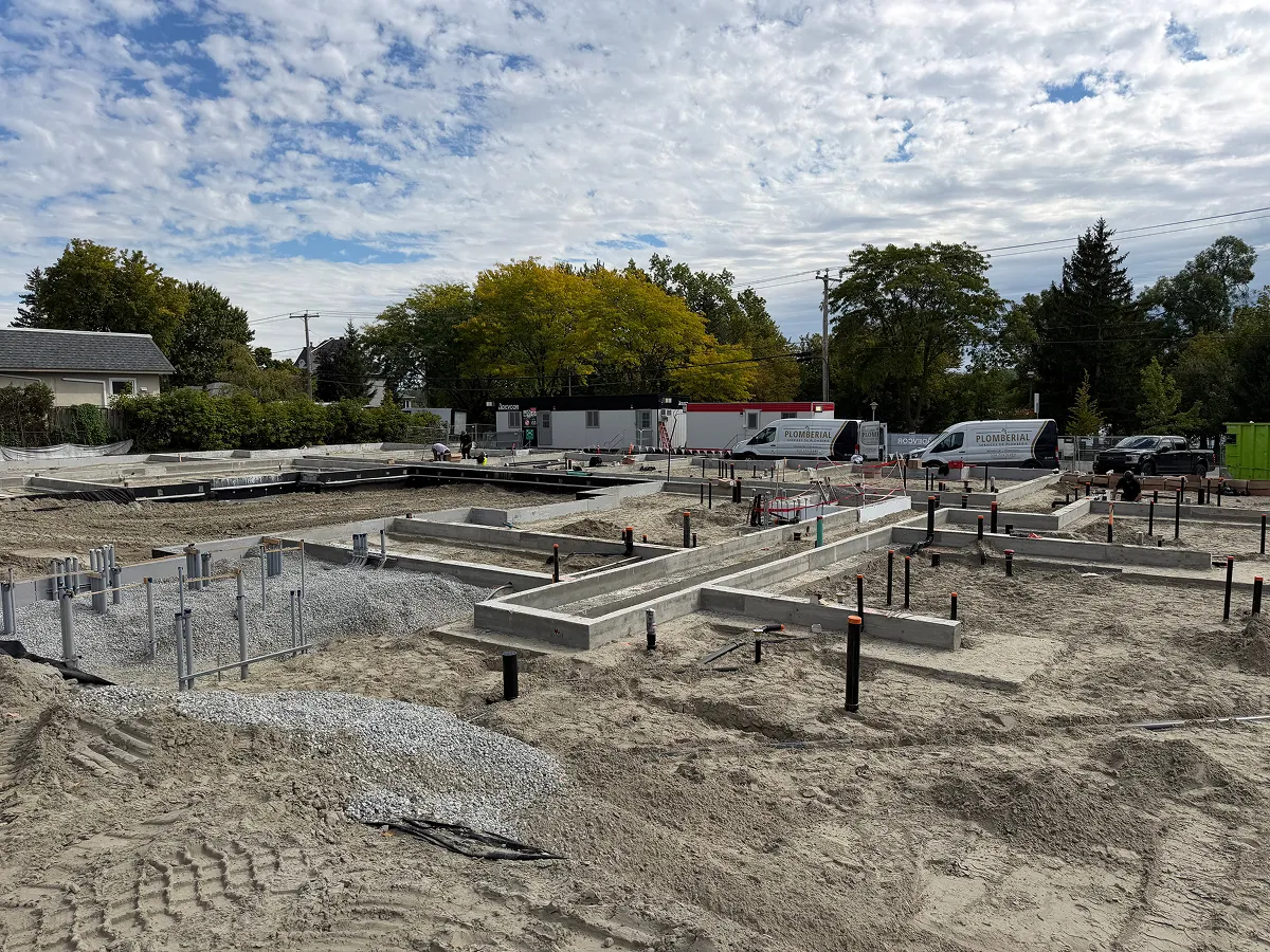 Réseau de plomberie installé sur un chantier résidentiel avant la coulée de la dalle