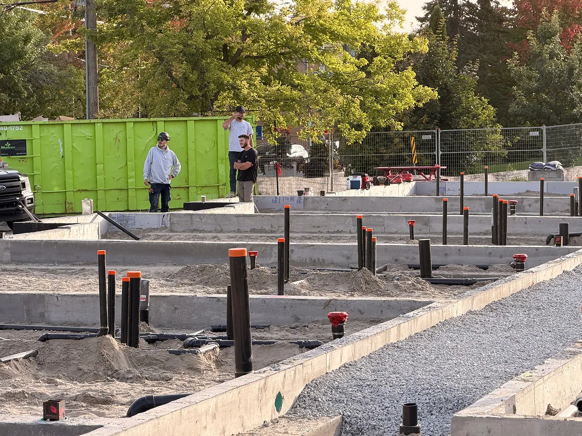 Travaux de plomberie sur chantier résidentiel avec conduites installées sous dalle