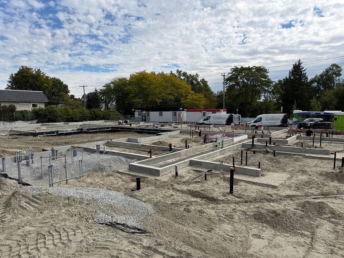 Installation de plomberie résidentielle en cours sur un chantier de construction