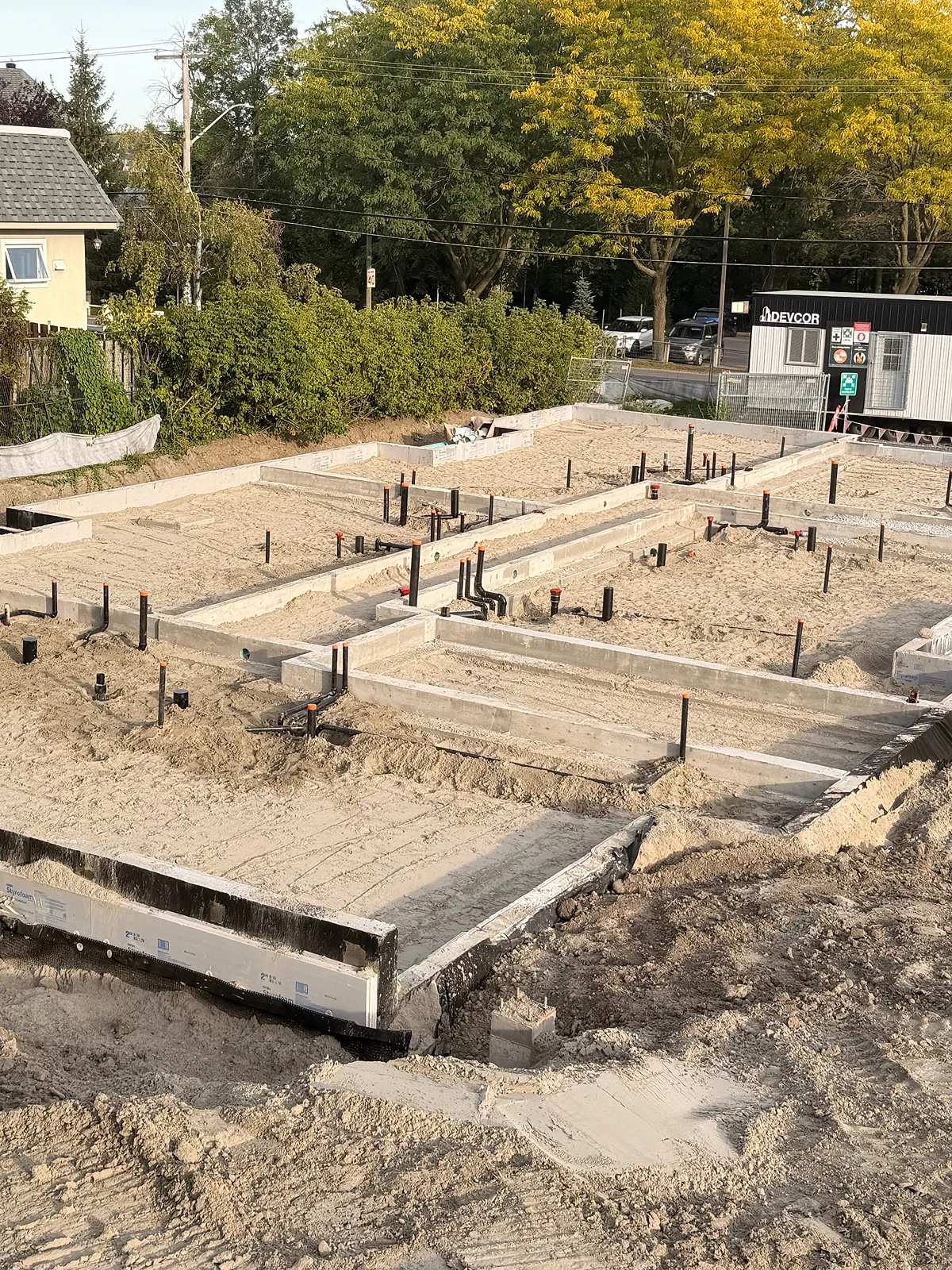 Travaux de plomberie et préparation des installations sous dalle sur un chantier résidentiel