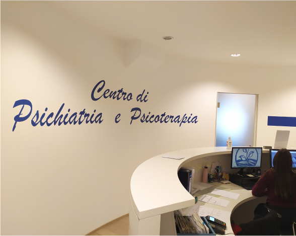 Reception del Centro di Psichiatria e Psicoterapia con desk moderno, arredamento minimal e accoglienza pazienti in ambiente professionale.