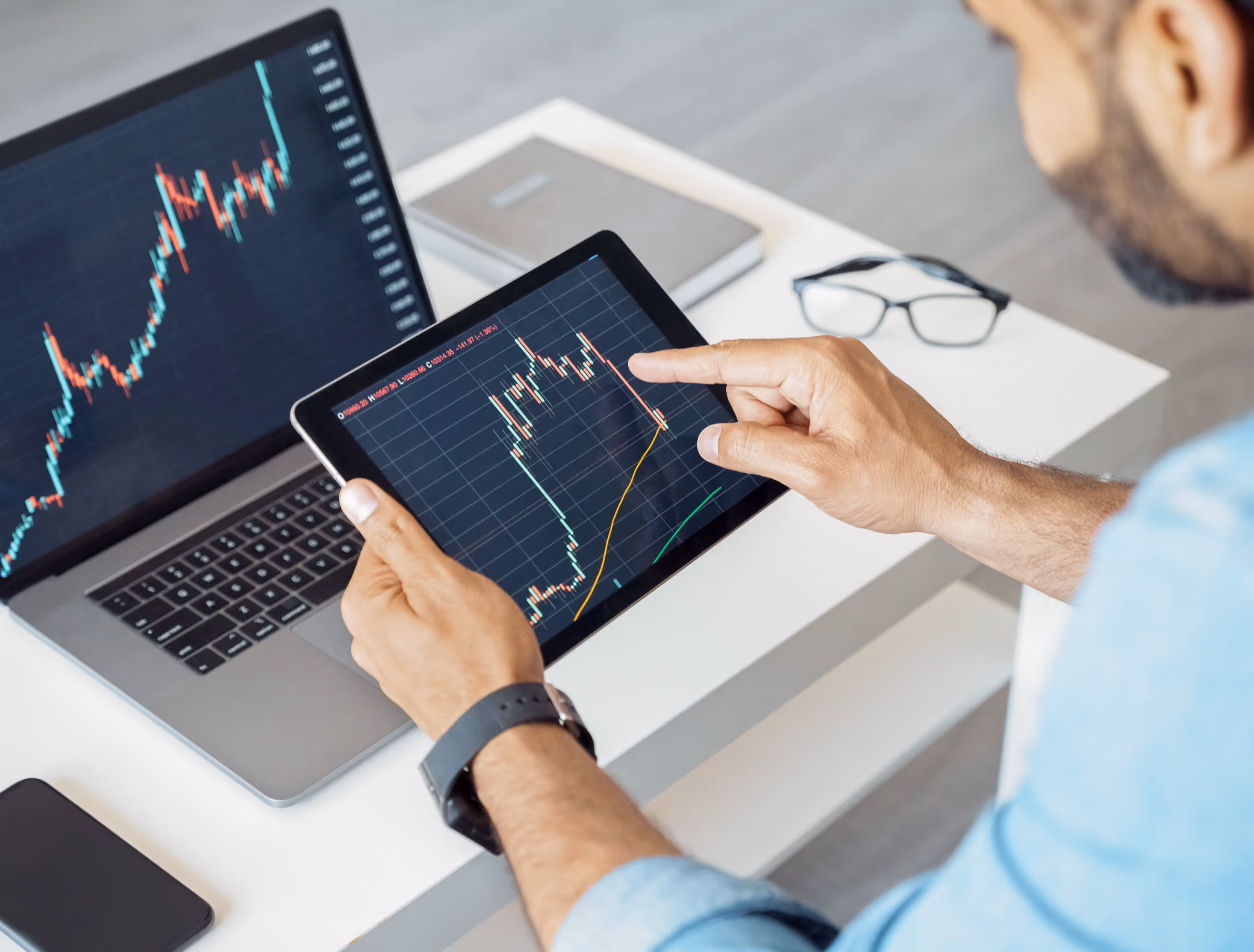 Student reviewing online financial aid options for e‑learning programs