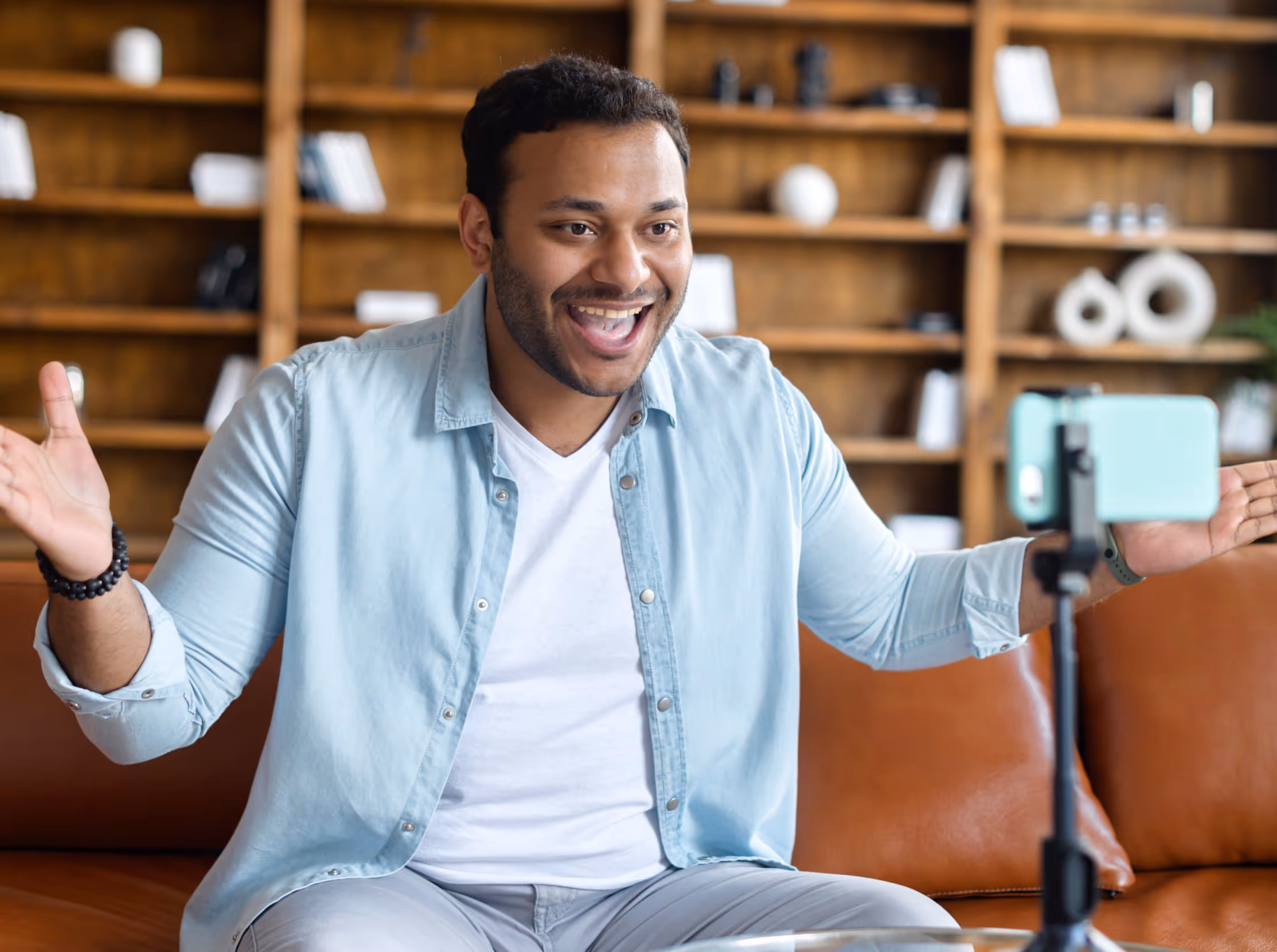 Content creator earning commissions by sharing e‑learning resources