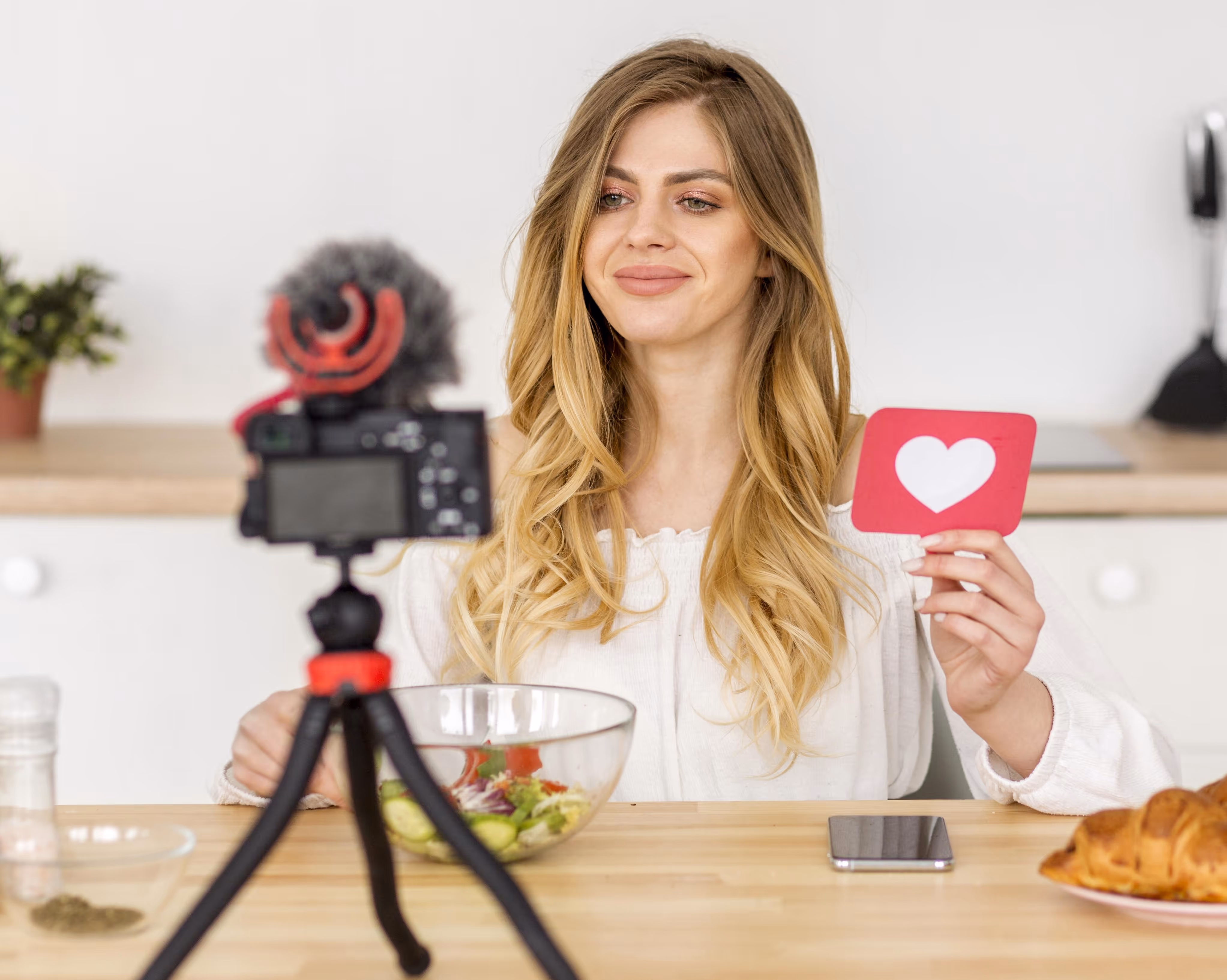 Affiliate partner promoting online courses through referral program