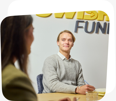 Medewerker luistert in meeting