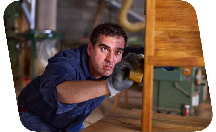 Meubelmaker aan het werk
