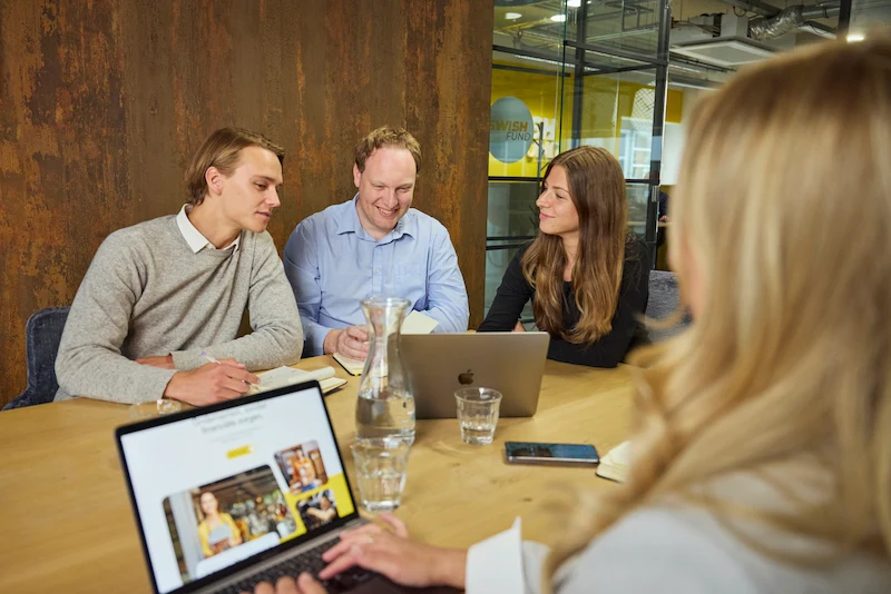 Medewerkers in meetingroom