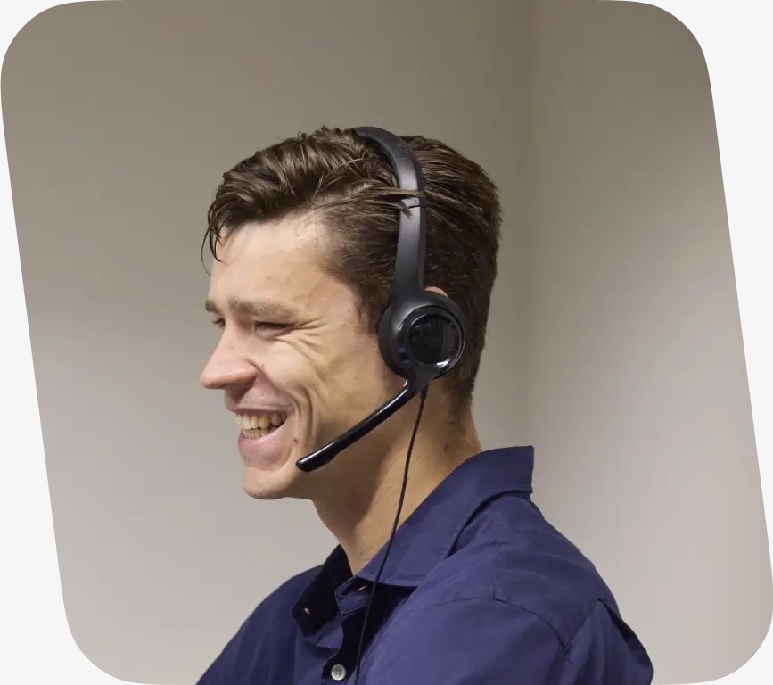 Medewerker met headset op 