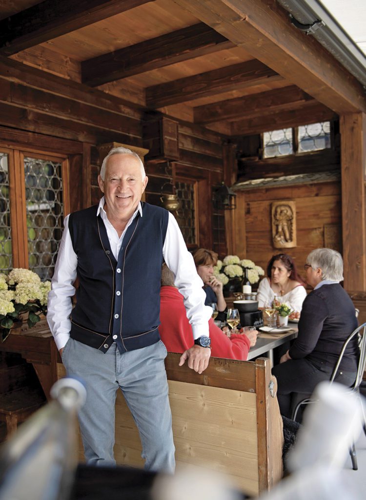 En désignant le chef valaisan Edgard Bovier Parrain suisse du Goût 2025, les ordonnateurs de la Semaine du Goût ont eu fin nez. L’homme est charismatique et éloquent, aime les gens et le contact, chérit son métier, célébrant sans exclusive les saveurs authentiques, de proximité et de saison. De plus, ce qui ne gâche rien, il a pris sa charge éphémère avec modestie et sérieux, sans se prendre la tête pour autant. On pouvait difficilement faire mieux !