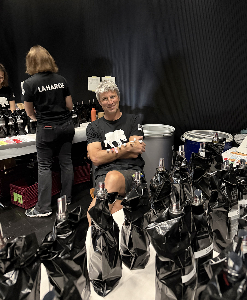 Florian Barthassat, œnologue à la Cave de Genève, prépare les échantillons pour les jurés. 