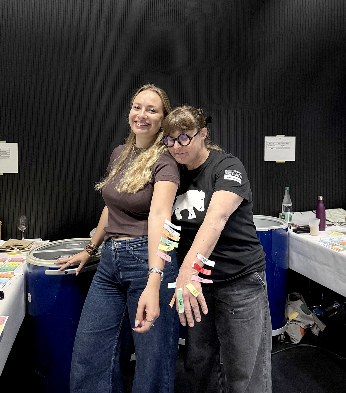 Anne-Sophie Hach (Opage) et Annabelle Anex, œnologue à l'Etat œuvrent dans la bonne humeur en coulisse.
