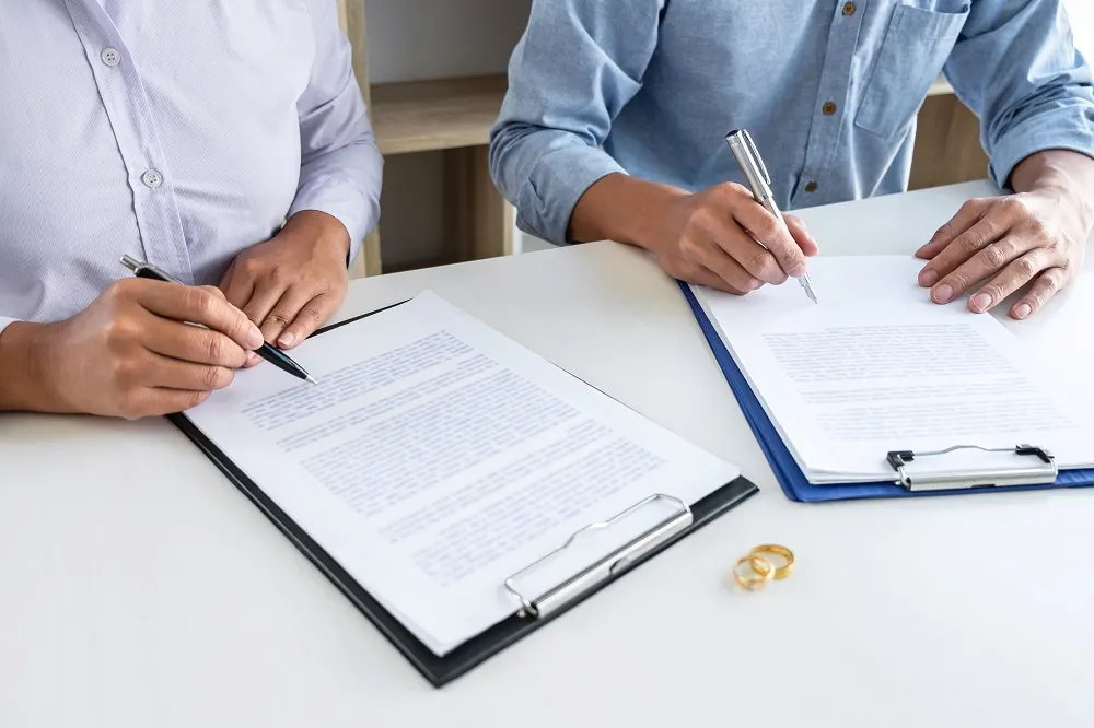 ¿Necesita saber cómo solicitar un divorcio en Texas? Descubra los caminos más fáciles y económicos, los requisitos de Texas y por qué aún necesita un abogado de divorcios.