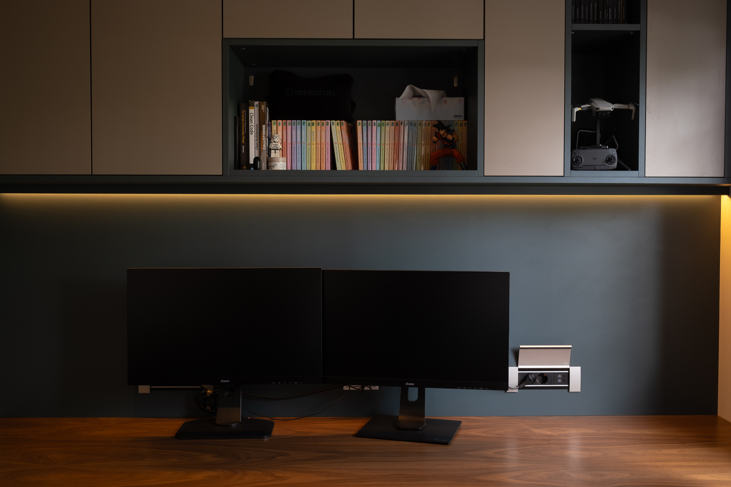 Bureau d'une maison à Ennevelin : menuiserie sur mesure gris anthracite à niches rétroéclairées et double écran sur plateau en noyer.