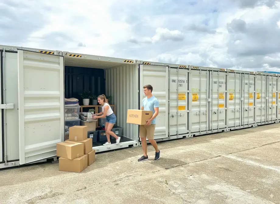 Mann und Frau beladen Lagercontainer – Selfstorage mieten bei costore