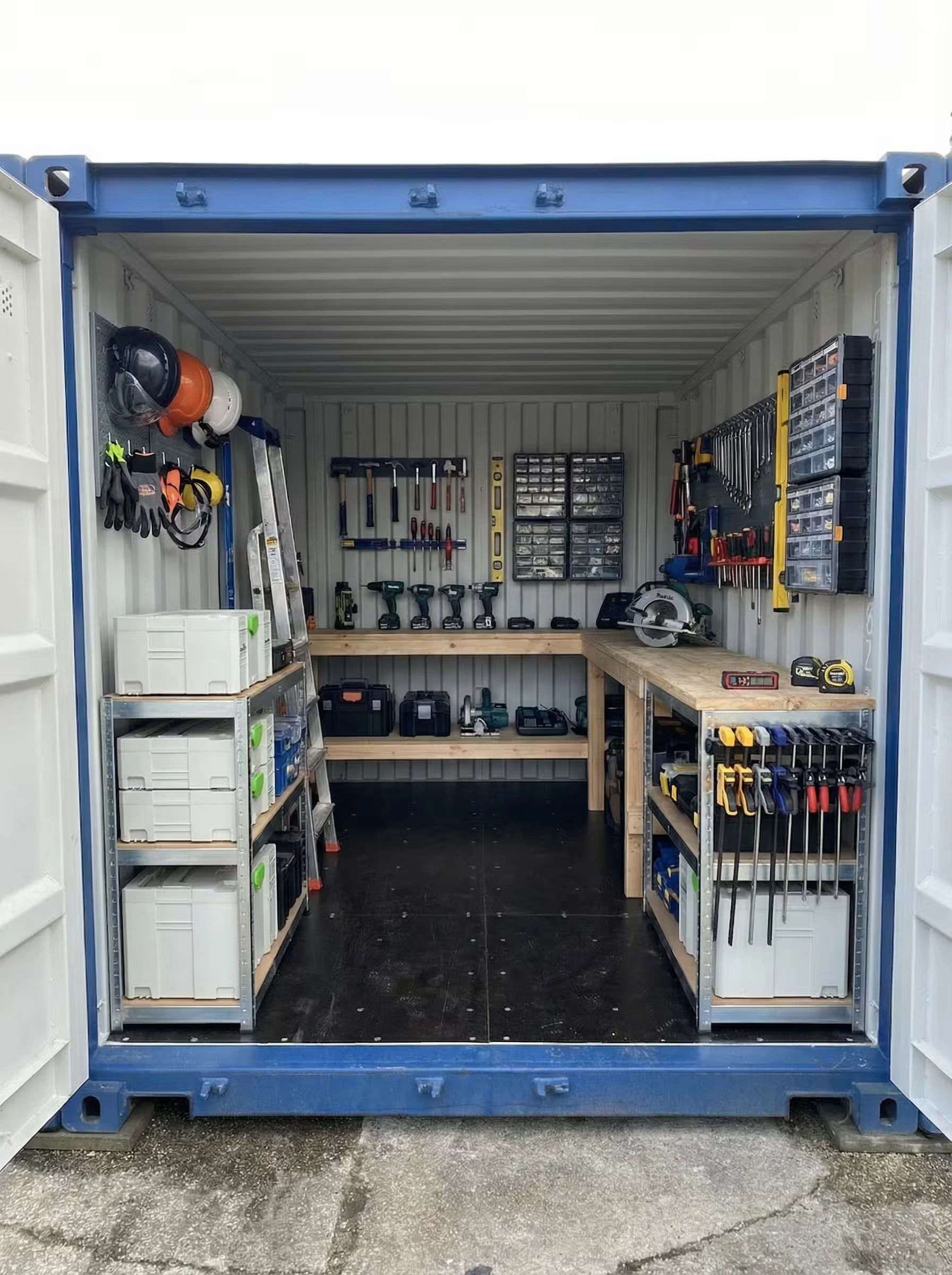 Eine aufgeräumte Werkstatt in einem 10 Fuss Lagercontainer