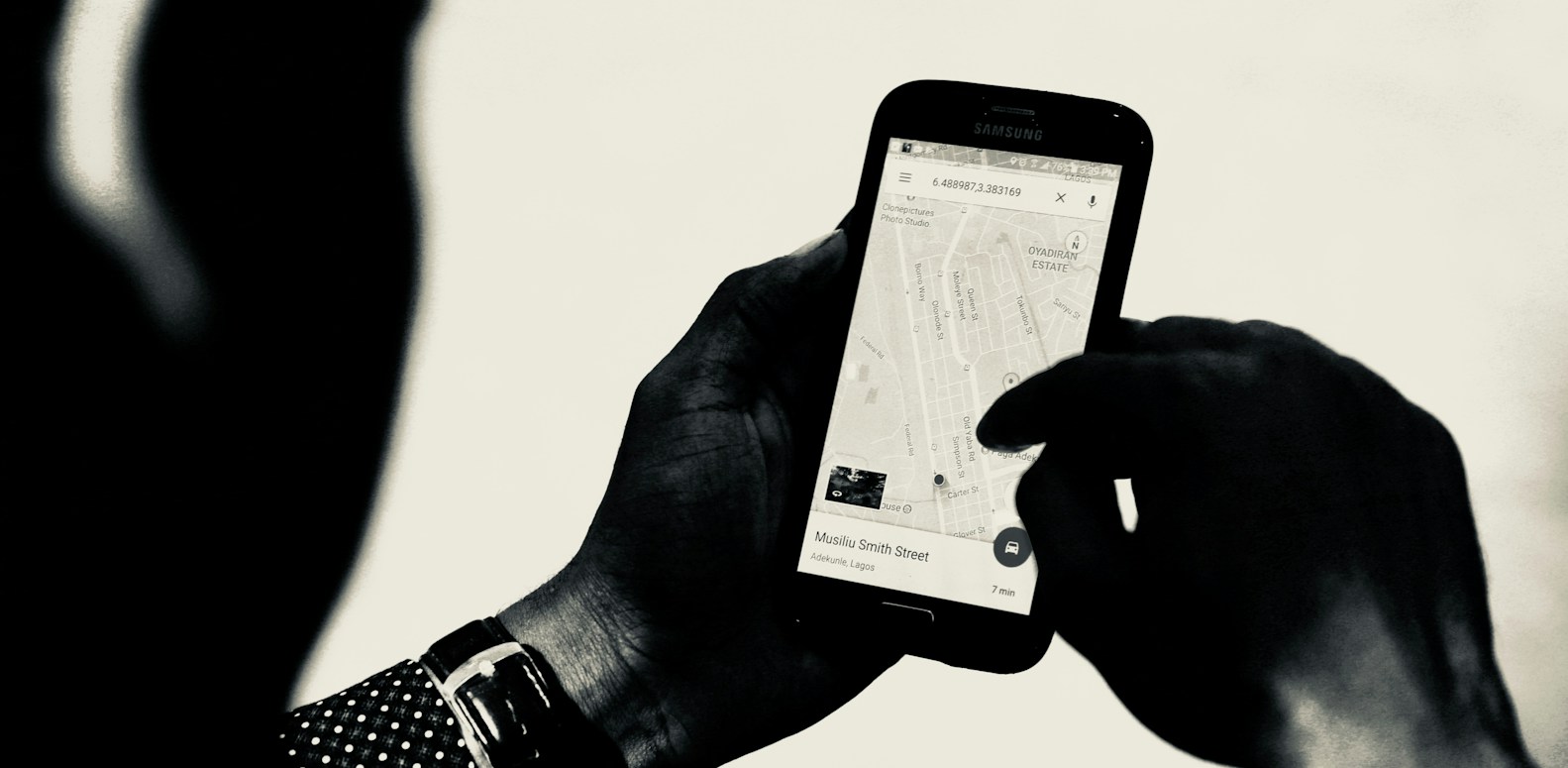 Homme consultant une carte Google Maps sur son smartphone