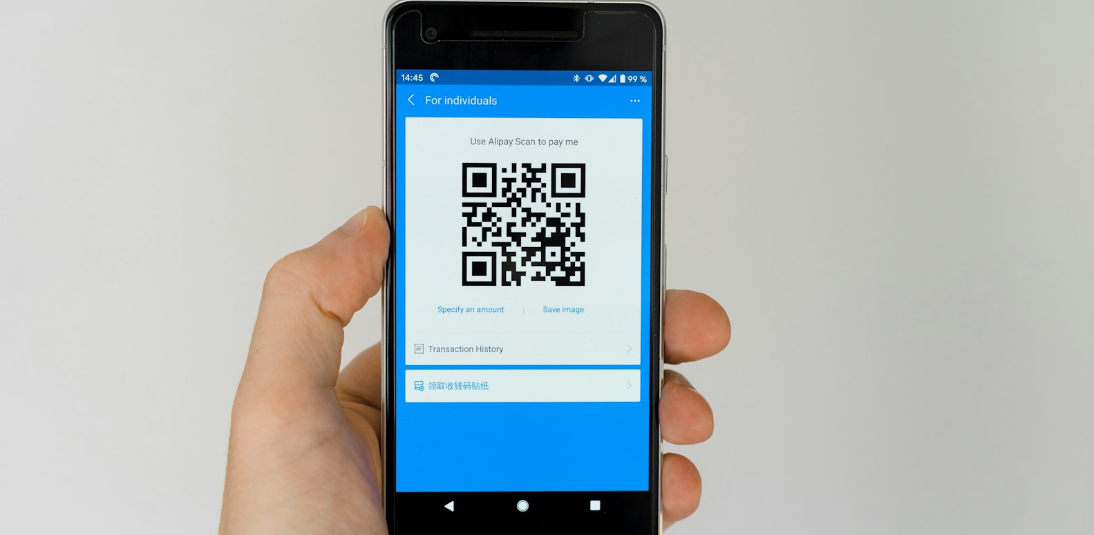 Smartphone Android affichant un QR code à l'écran