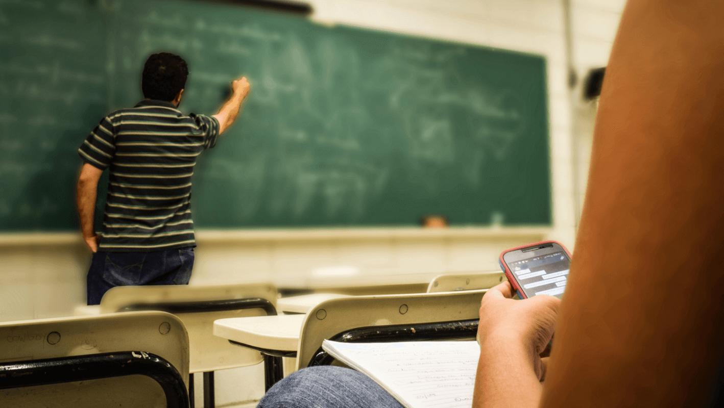 2025: Traditional vs Modern Education with AI for Employee Training
