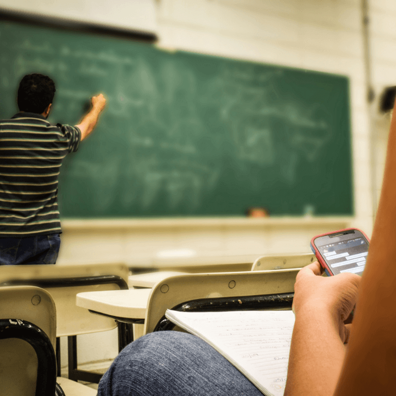 2025 Traditional Education vs Modern Education Using AI: Revolutionizing Employee Training