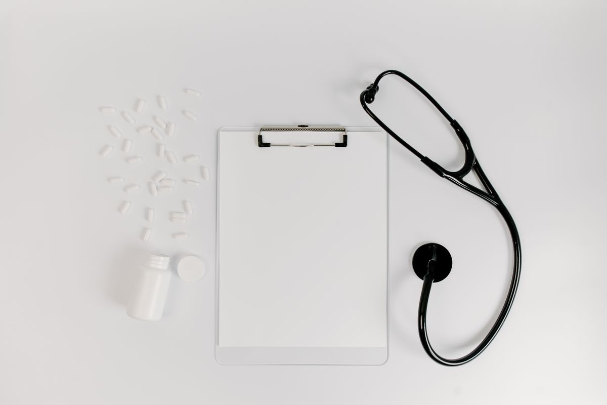 Estudios y análisis médicos sobre un escritorio