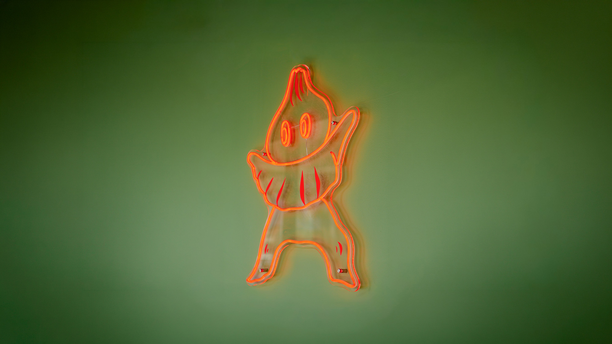 Brought to us by our friends at Need to Know, Ni Hao Bao came in hot; ready to reimagine comfort food with culture, character, and a franchise future. Think Asian street market vibes, handmade daily, never frozen. Simple on the surface, deeply layered underneath. From the start, the founders had clarity: this wasn’t fast casual, and it sure wasn’t Panda Express. Ni Hao Bao needed a brand that honored heritage but invited everyone in—construction crews and Bentley drivers alike. Something bold enough to turn heads, warm enough to feel like home, and fresh enough to move into franchise territory without losing its soul. So that’s exactly what we built. We introduced Benny Bao, a hand-illustrated mascot with charm for days and legacy in his folds. He’s a nod to flour-dusted kitchens, whispered recipes, and a little bit of rebellion. The logo system merges playful brushstroke references with structured type, giving the brand that perfect East-meets-West balance, nostalgic, but not stuck in the past. Ni Hao Bao is layered, like any good dumpling should be. A little sweet, a little savory. Simple in concept, but built with depth. This brand was designed to scale and to stay. If Benny Bao is leading the way? We’re following. Photos courtesy of ENC Agency and Need to Know Design