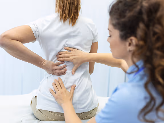 Skolyoz Tedavi Görseli – Omurga eğriliği ve düzeltme karşılaştırması