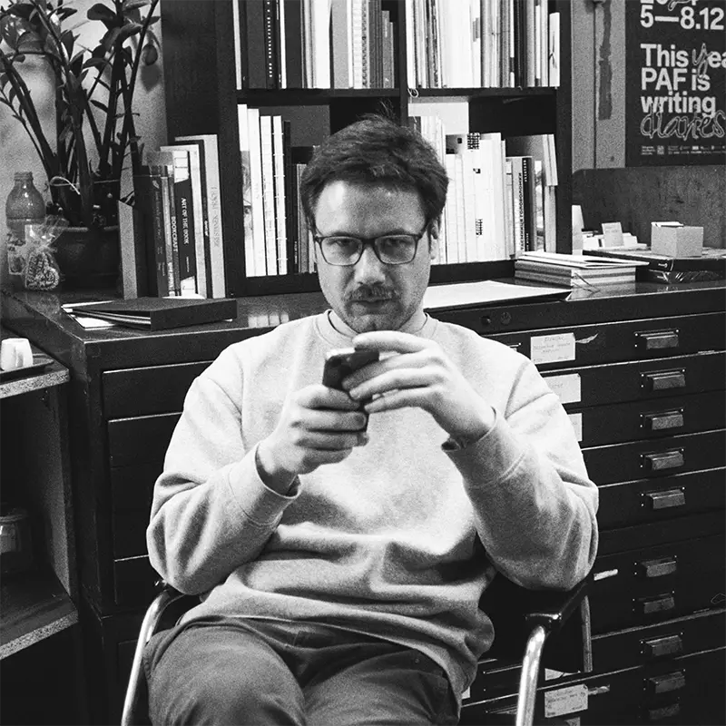 Ondřej Hruška sedící v atelieru.