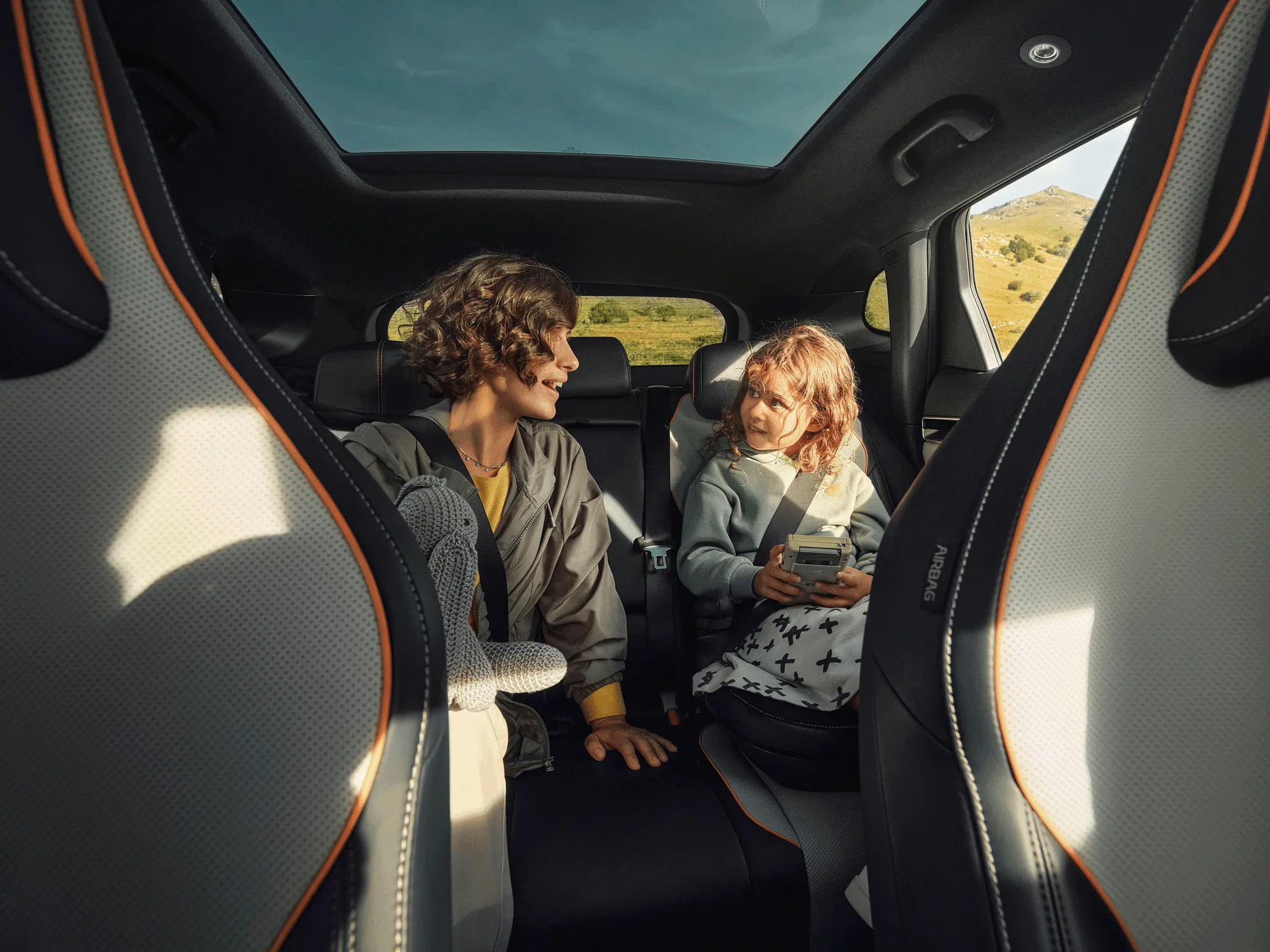 BYD SEAL U, Innenansicht, zwei lachende Kinder