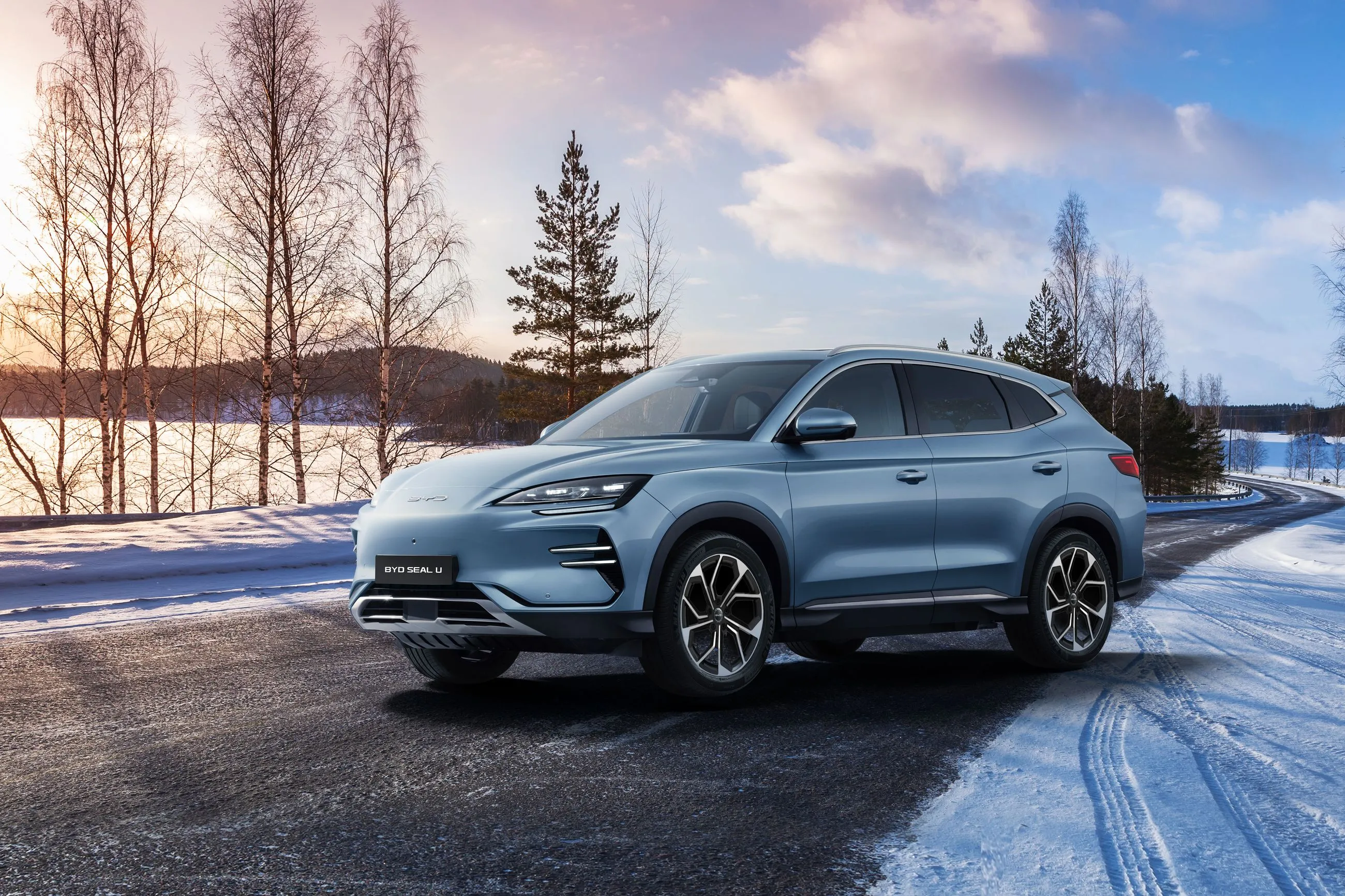 BYD ATTO 3, futuristisches Gebäude mit Skateboarderin