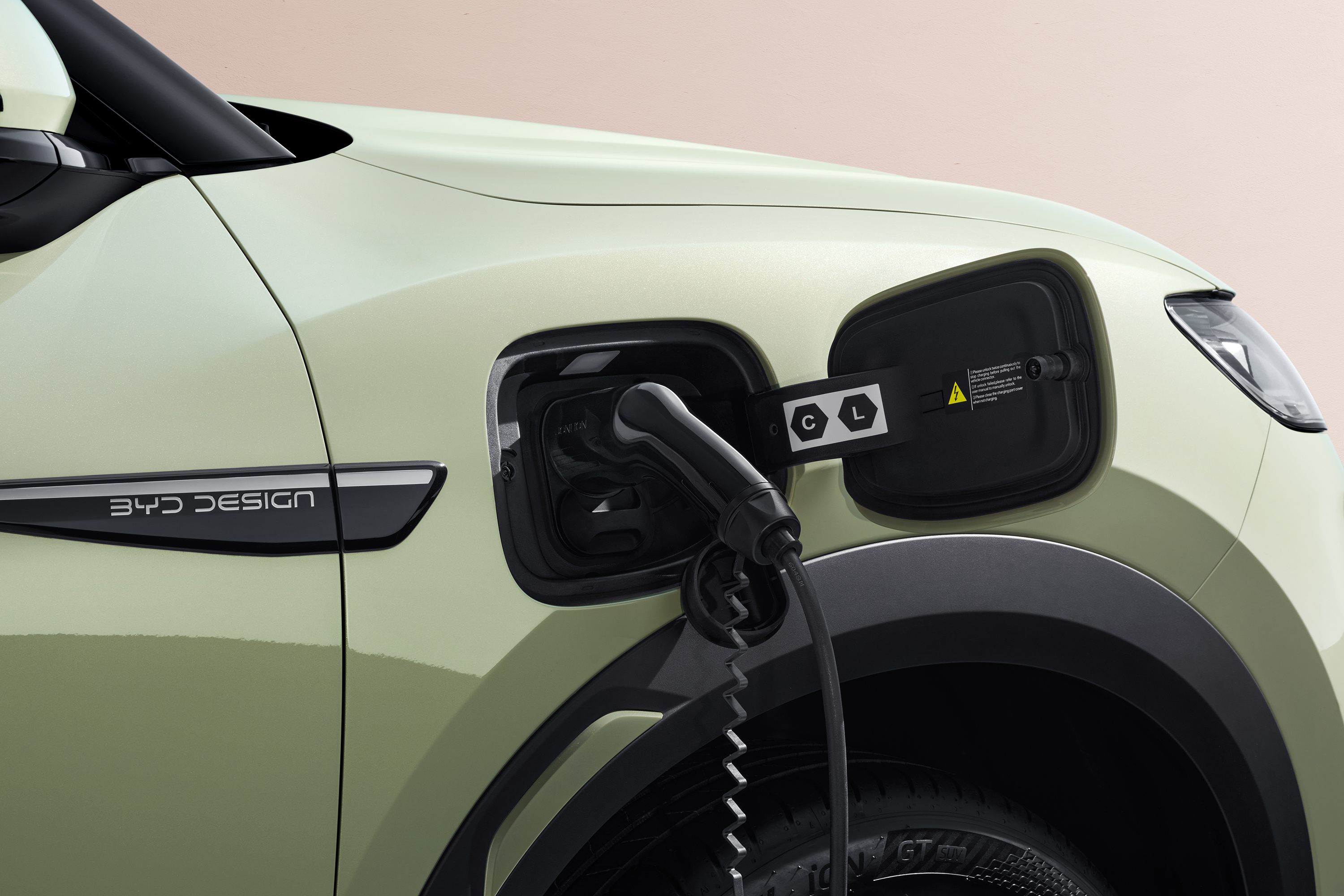 BYD ATTO 2, Seitenansicht, Beifahrer, Ladevorgang mit Stecker