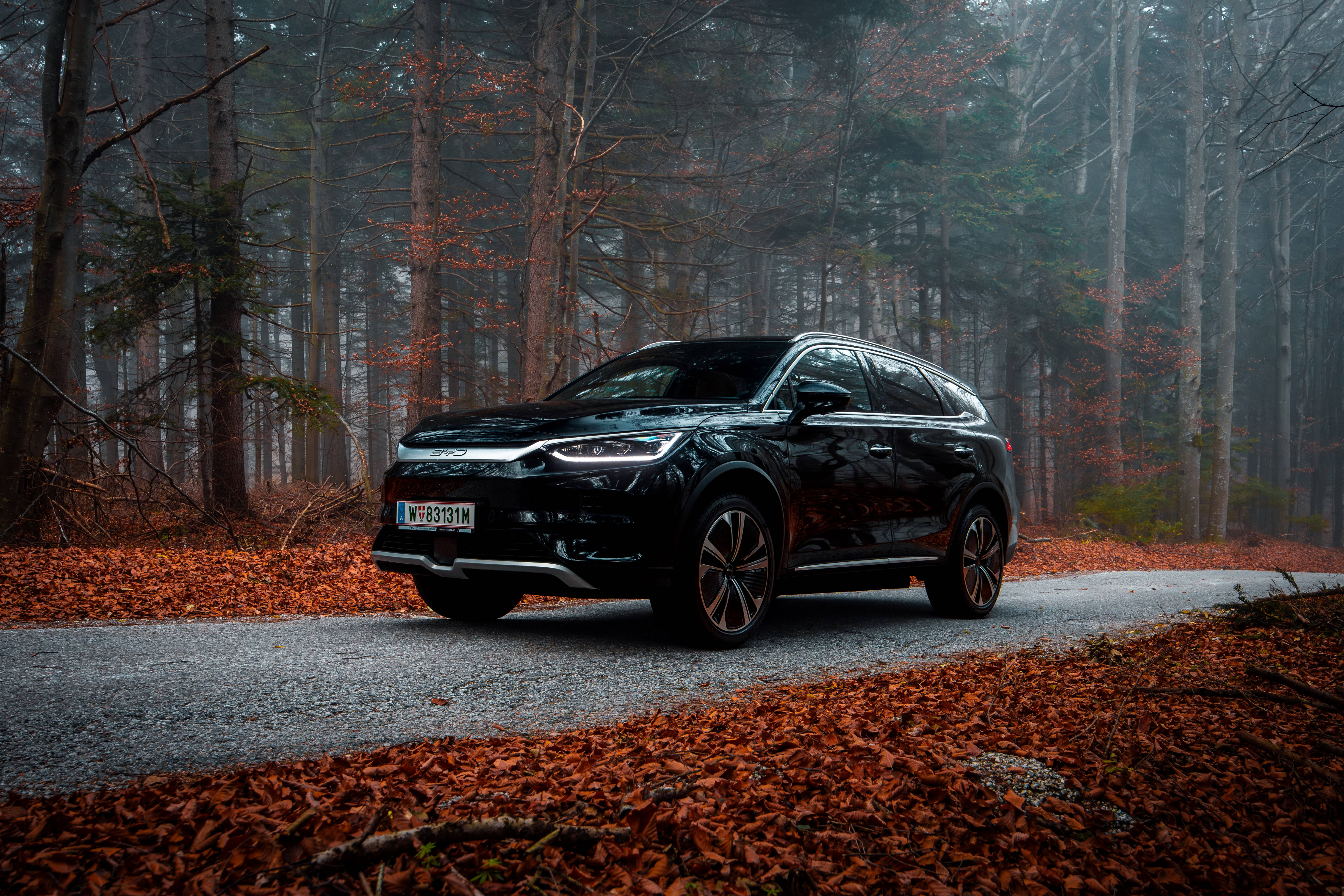 BYD ATTO 3, Fahrt in Landschaft, Seitenansicht, Fahrerseite
