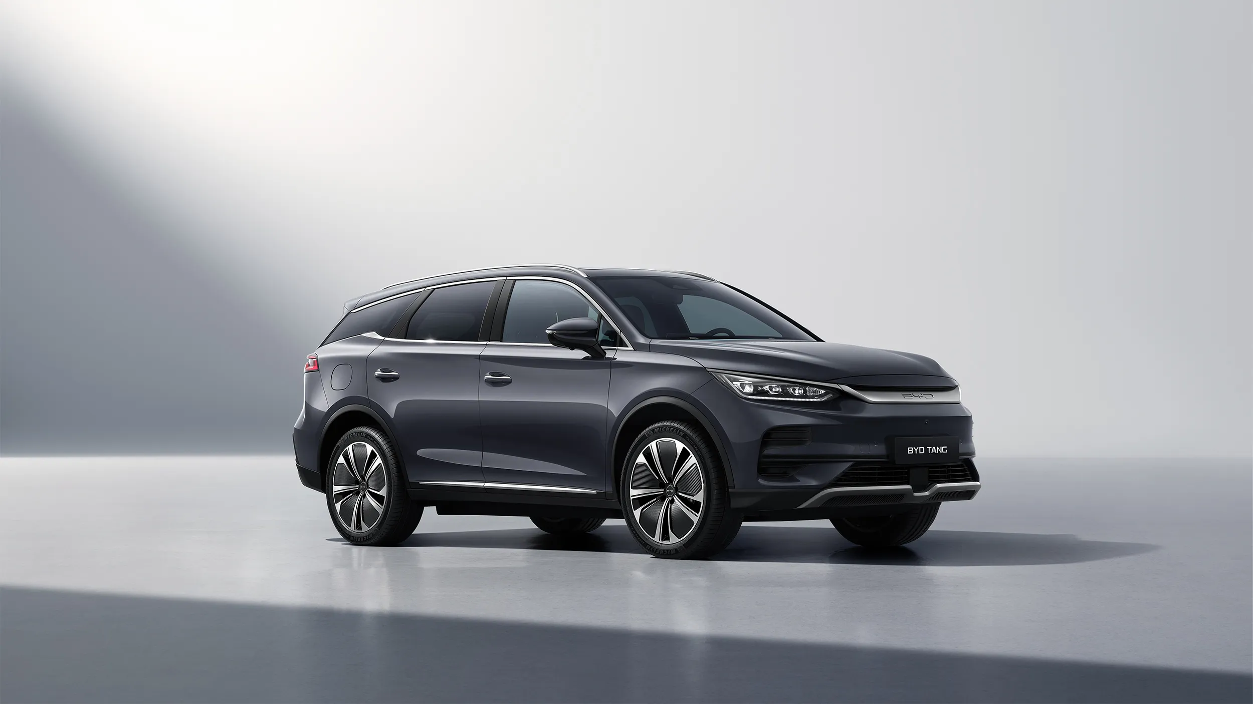 BYD TANG, Komplettansicht vorne, Beifahrerseite, Modelldarstellung, Facelift